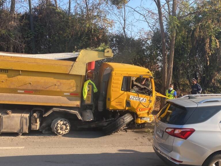 Camión arrasa con 9 vehículos en Peñalolén: accidente deja 14 personas lesionadas