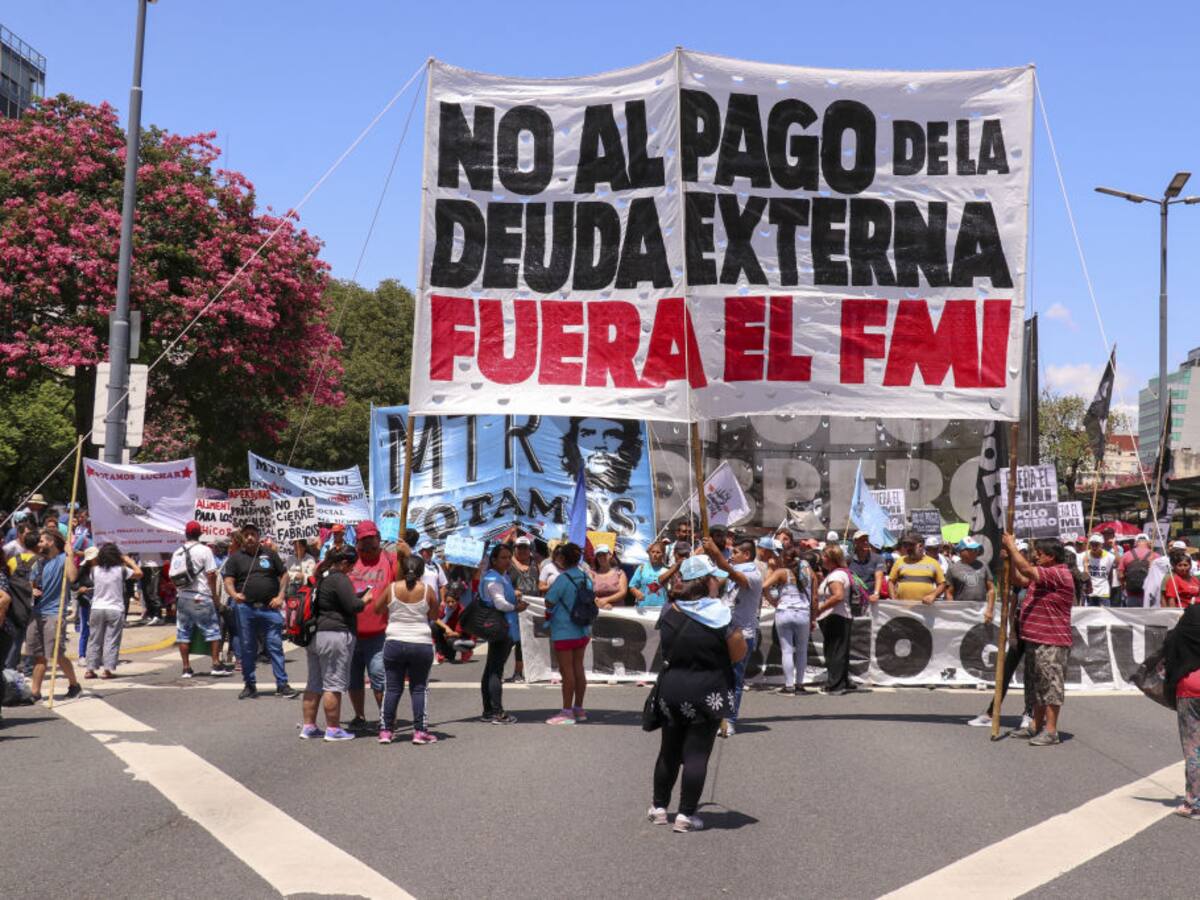 Argentina frenó el pago de la deuda de un bono ante la llegada del FMI