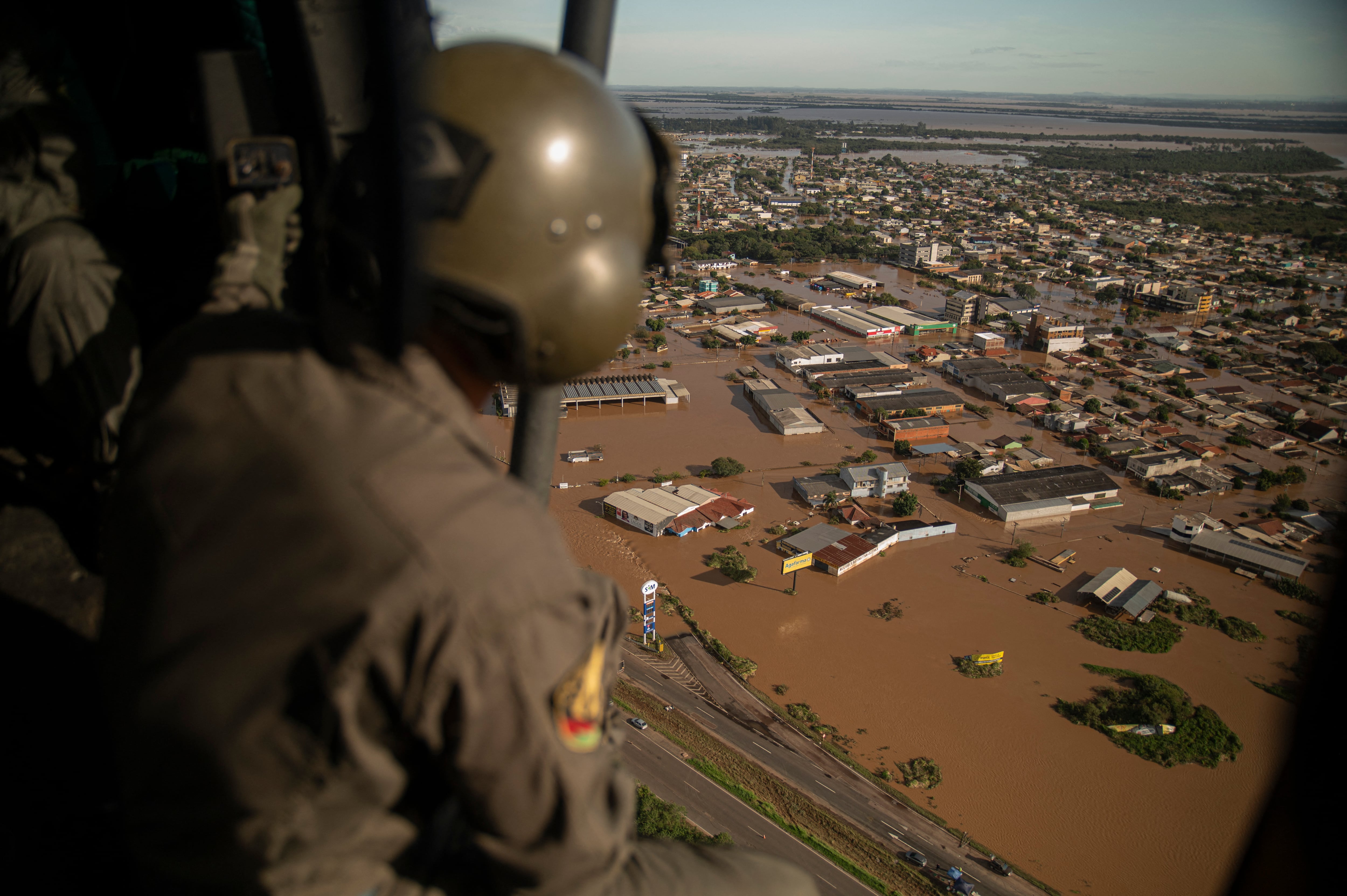 Militar observa desde helicóptero las calles inundadas de la ciudad de El Dorado do Sul, estado de Rio Grande do Sul, Brasil, el 8 de mayo de 2024 (Getty Images)