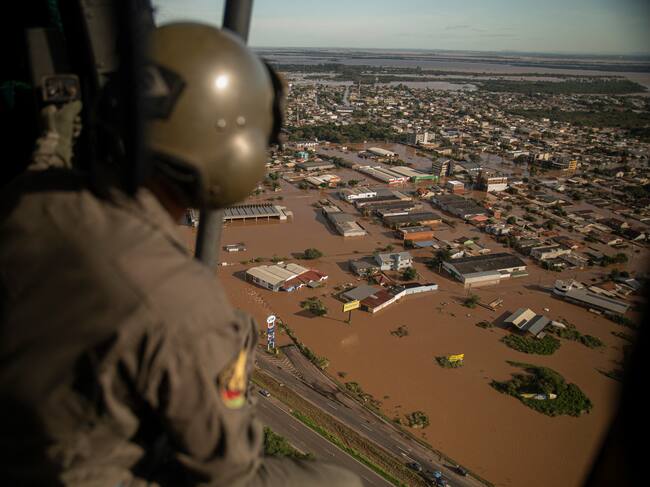 Militar observa desde helicóptero las calles inundadas de la ciudad de El Dorado do Sul, estado de Rio Grande do Sul, Brasil, el 8 de mayo de 2024 (Getty Images)