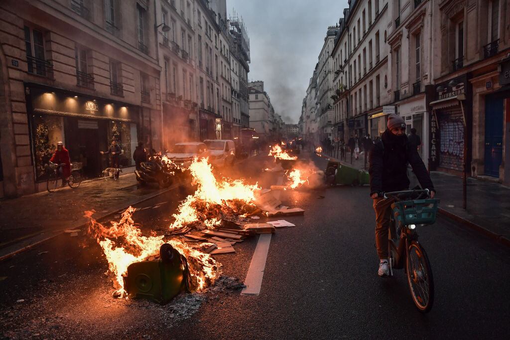 Manifestantes encienden barricadas en París contra la reforma de Macron
