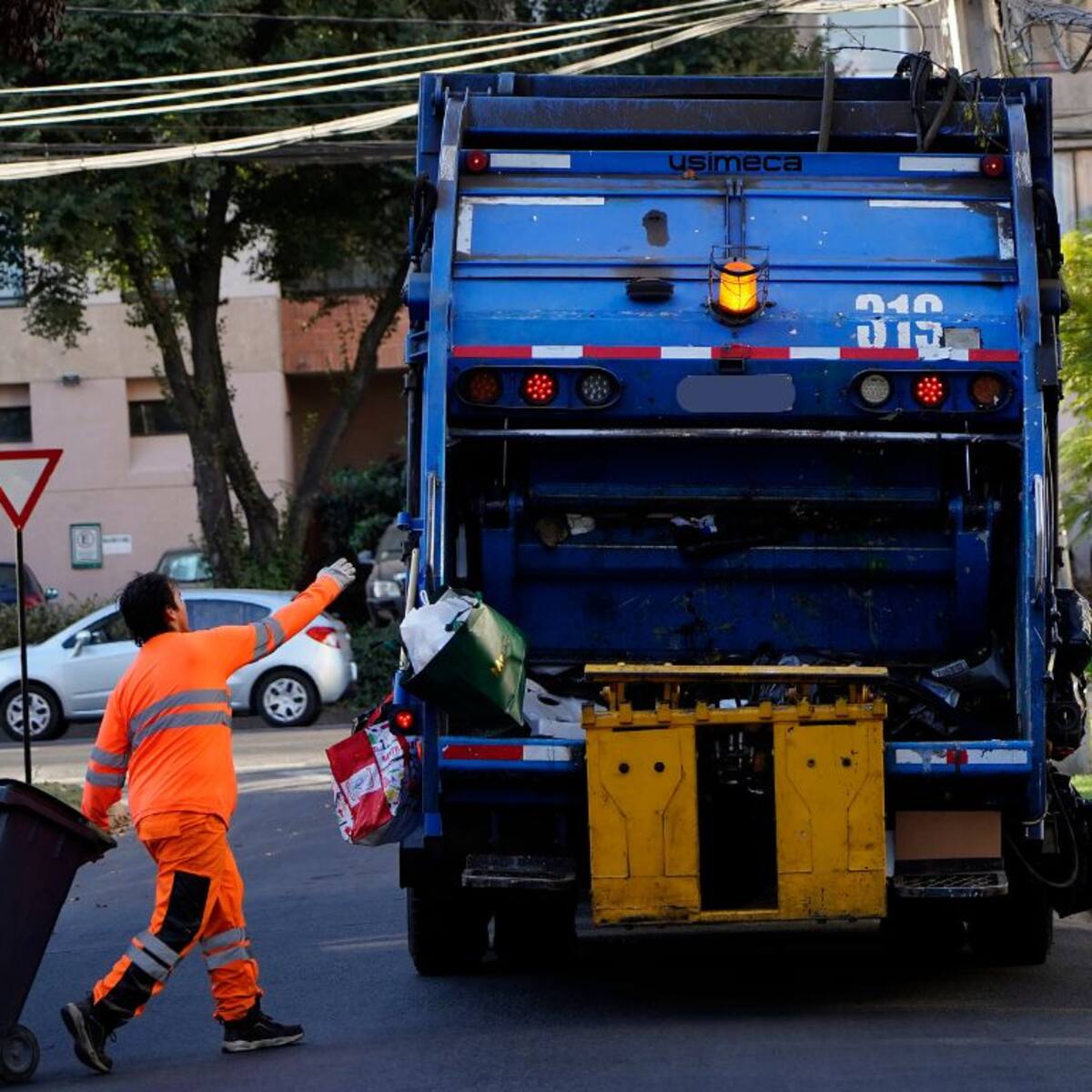 De recoger basura a pagar millonaria multa: camión recolector destruye auto en Estación Central y recibe dura sanción
