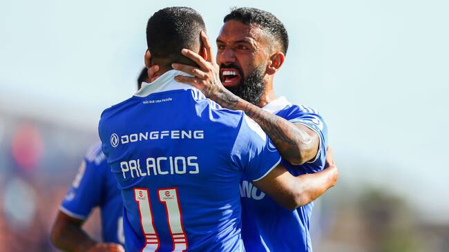 06 DE FEBRERO DE 2022/LA CALERAEl jugador Cristian Palacios (c) marca el uno a cero frente a Union La Calera, durante el partido valido por la primera fecha del Campeonato Nacional AFP PlanVital 2021, entre Union La Calera y Universidad de Chile, disputado en el Estadio Nicolas Chahuan Nazar.
FOTO: SEBASTIAN ORIA/AGENCIAUNO
