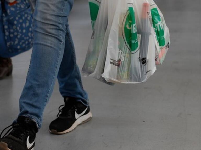 Las humillantes bolsas plásticas de un supermercado para que clientes recuerden llevar reutilizables