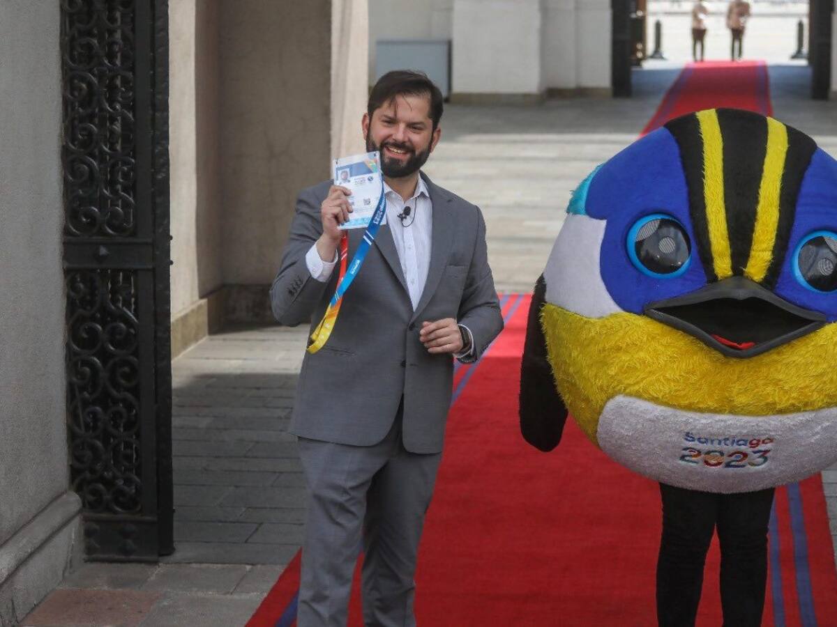 Presidente Boric recibe su acreditación para Santiago 2023: «Será una fiesta, estamos muy expectantes»