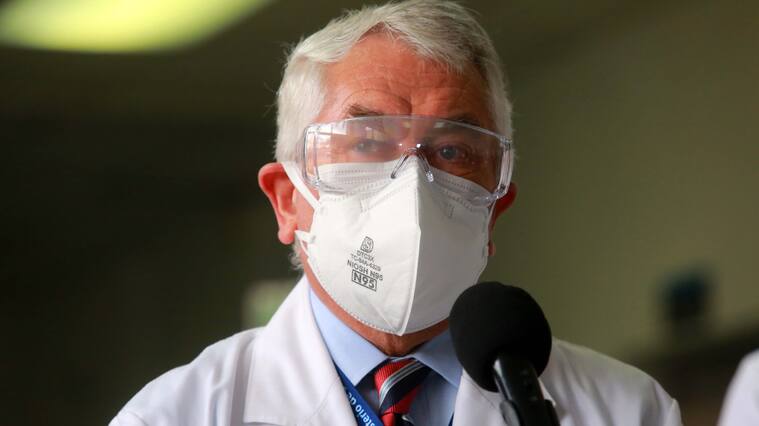19 de Junio del 2020/ SANTIAGO
El ministro de salud Enrique Paris habla a los medios de comunicacin, durante visita al Cesfam Salvador Bustos de la comuna de uloa, en medio de la pandemia de COVID-19.
Fotos: JOS FRANCISCO ZUIGA/ AGENCIAUNO