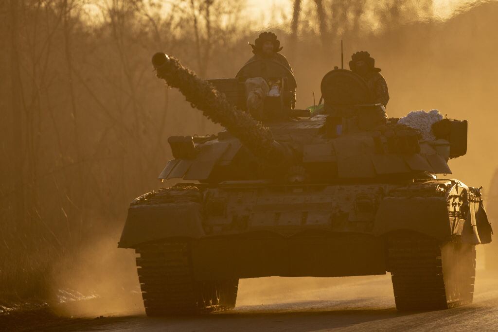 Militares de Ucrania avanzan con un tanque por la región de Donetsk