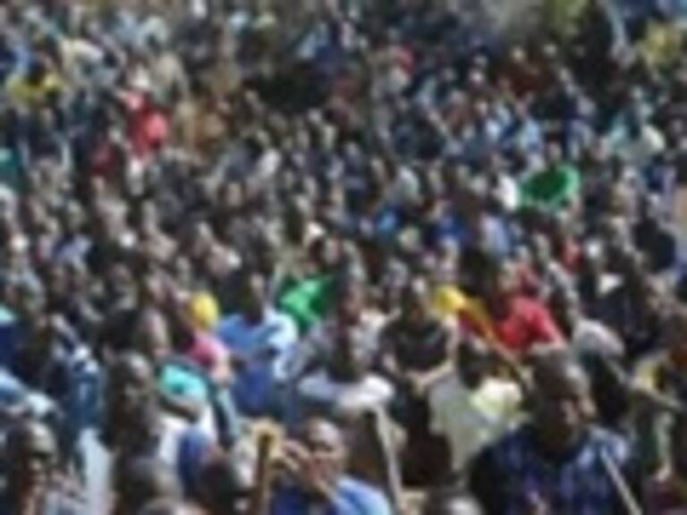 Mineros sudafricanos deberán volver hoy al trabajo para evitar el despido