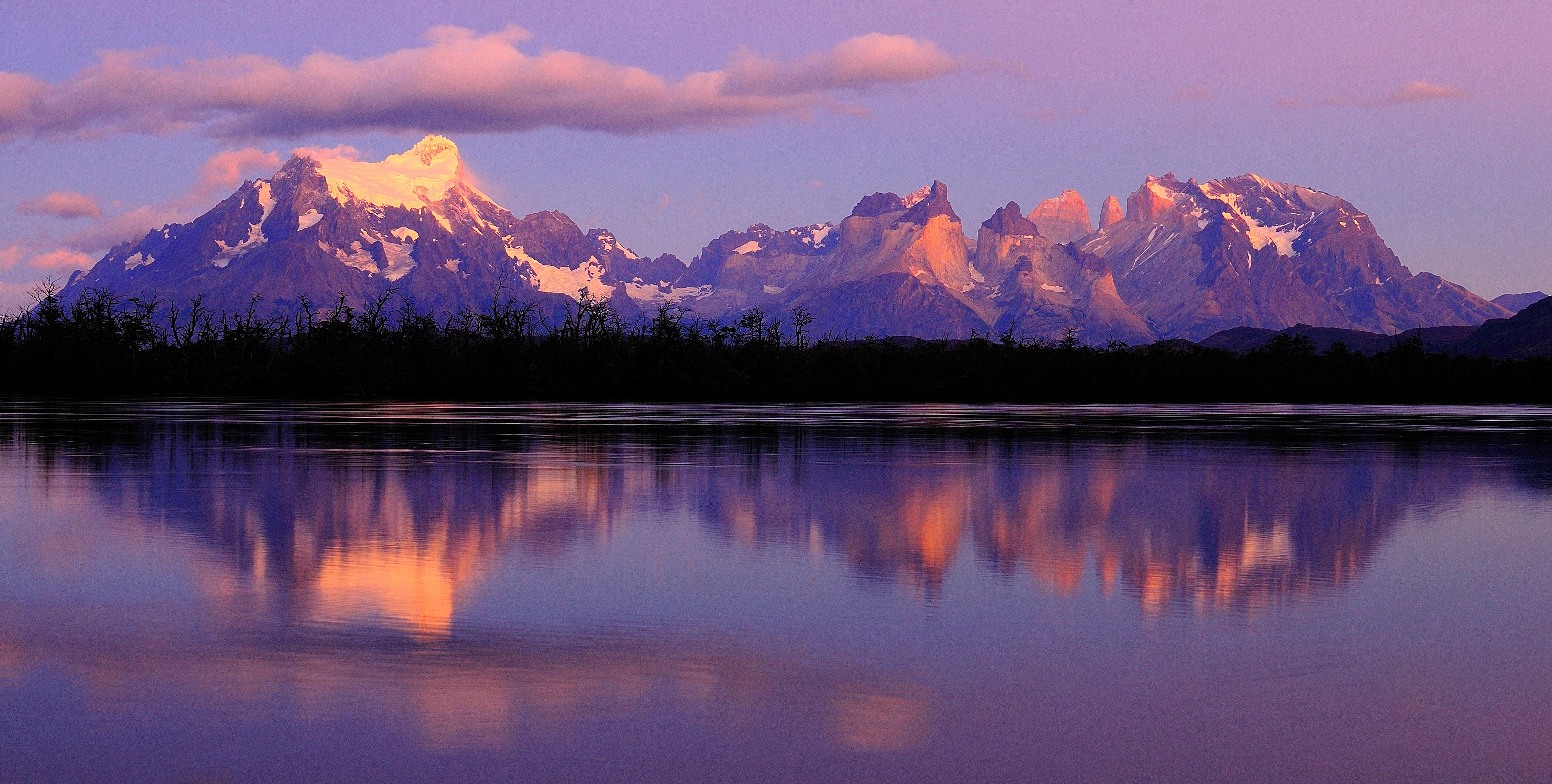 02 de Febrero del 2012. Parque Nacional Torres del Paine. Vistas de las Torres y cuernos del Paine. Parque que sufrio un devastador incendio hace unos 30 dias, cuando un Turista Israeli habria iniciado un incendio, lo que provoco la perdida de alrededor de 18 mil hectareas entre arboles y arbustos tipicos de la zona. El Parque Nacional Torres del Paine es uno de los mas visitados de Chile y America. FRANCISCO NEGRONI/AGENCIAUNO.