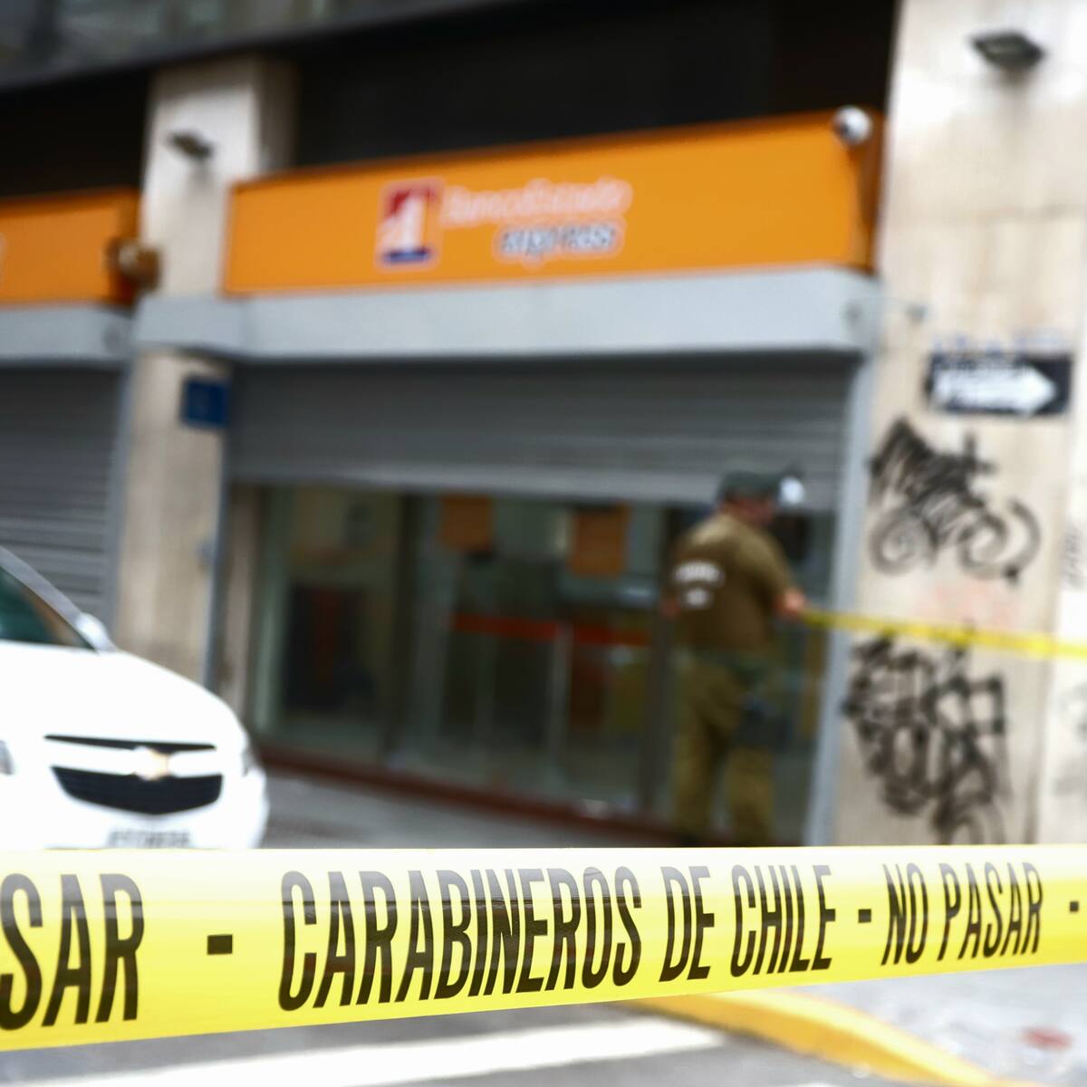Simularon desmayo y falsa bomba: detienen a tres sujetos por intento de estafa de $777 millones en sucursales BancoEstado