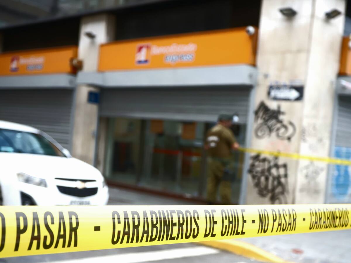 Simularon desmayo y falsa bomba: detienen a tres sujetos por intento de estafa de $777 millones en sucursales BancoEstado