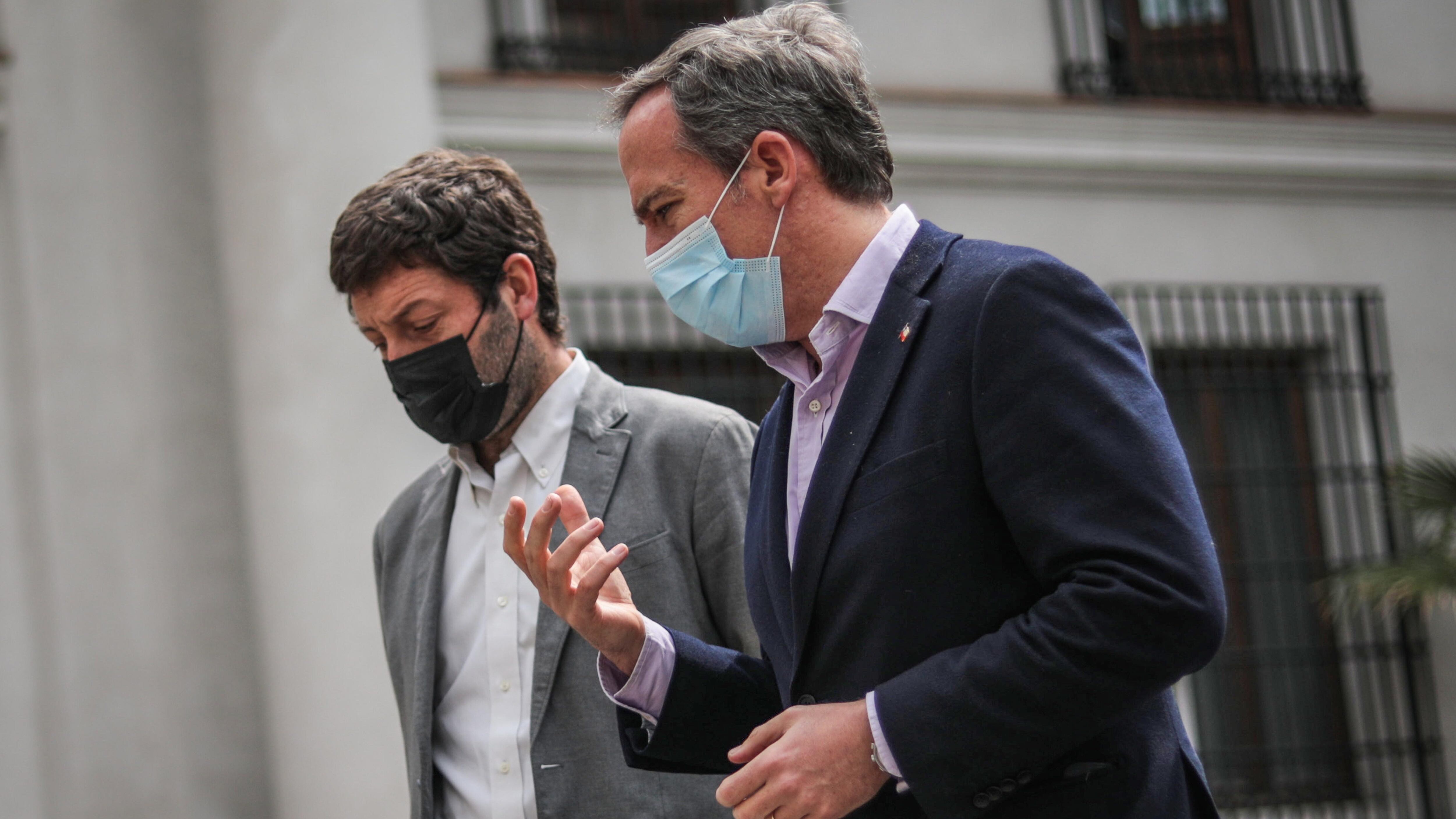 30 de septiembre del 2021/SANTIAGOLos diputados Juan Antonio Coloma y Jorge Alessandri, llegan al Palacio de La Moneda, para referirse a la retiro del 10 por ciento del candidato Independiente apoyado por Chile Vamos.
FOTO: SEBASTIAN BELTRAN GAETE/AGENCIAUNO