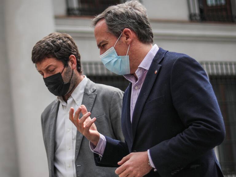 30 de septiembre del 2021/SANTIAGOLos diputados Juan Antonio Coloma y Jorge Alessandri, llegan al Palacio de La Moneda, para referirse a la retiro del 10 por ciento del candidato Independiente apoyado por Chile Vamos.
FOTO: SEBASTIAN BELTRAN GAETE/AGENCIAUNO