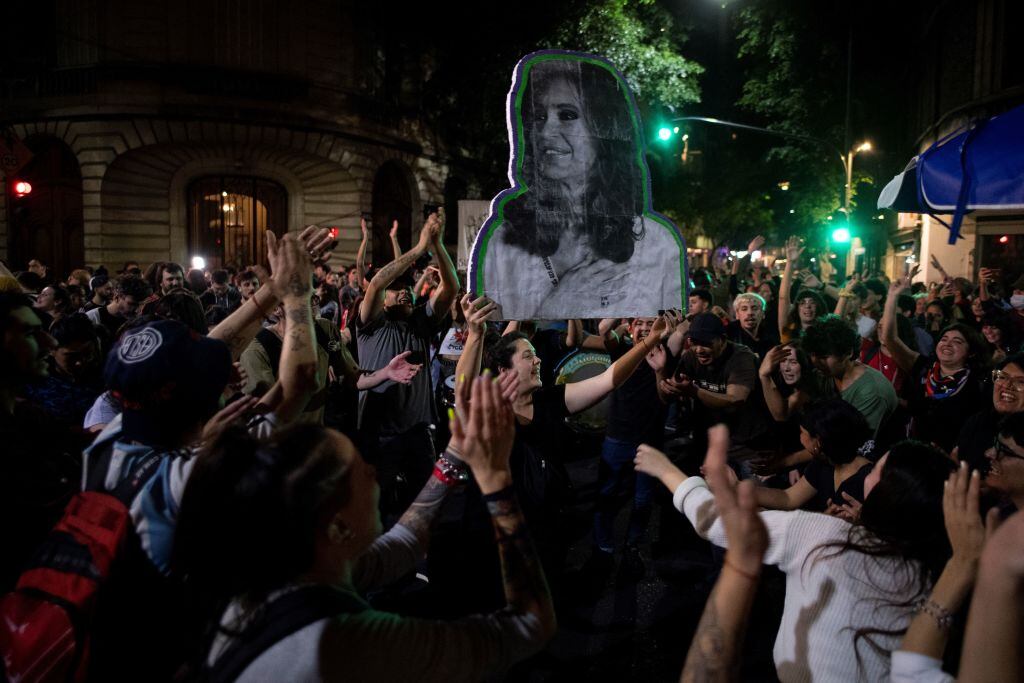 La vicepresidente Cristina Fernandez recibe el respaldo de una marcha