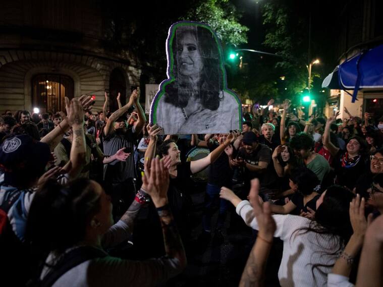 La vicepresidente Cristina Fernandez recibe el respaldo de una marcha