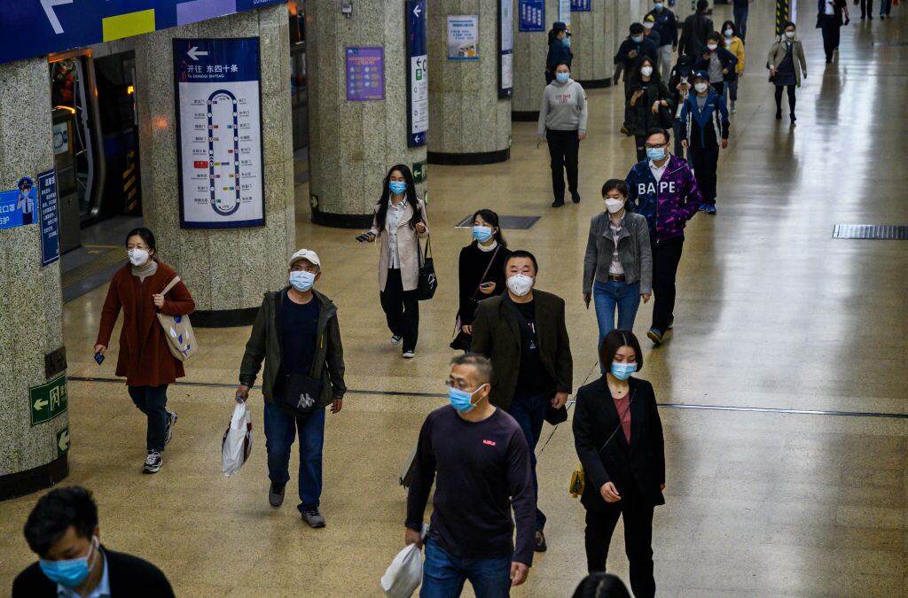 Pasajeros se desplazan en el metro de la ciudad de Pekín