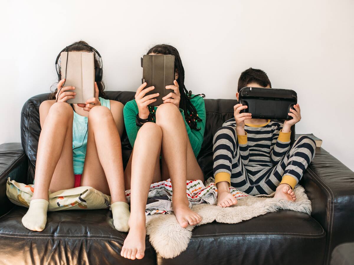 “Un smartphone antes de los 13 años es muy riesgoso”: la advertencia que reabre el debate por los celulares en colegios