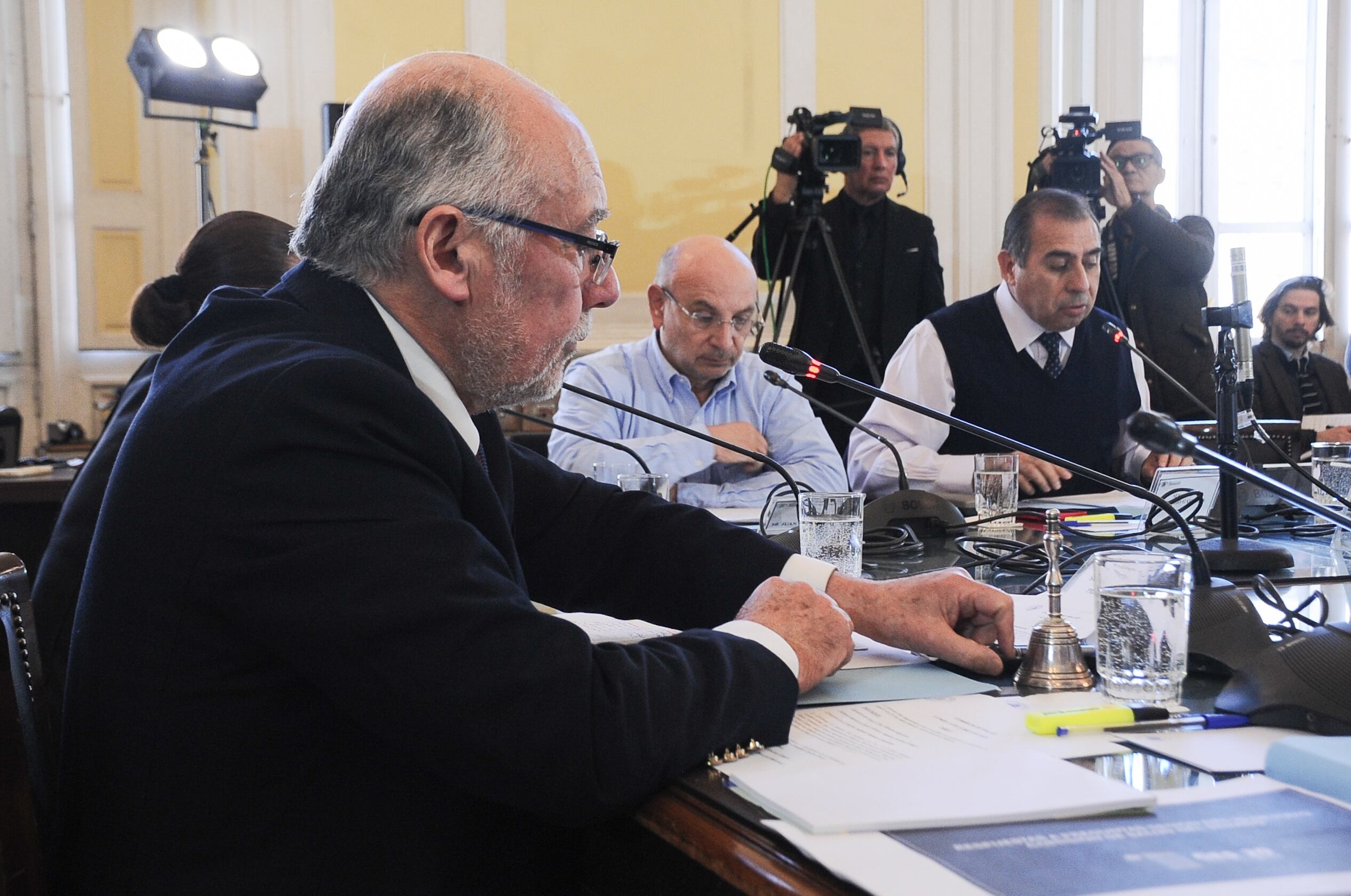 Agencia UNO | Parte de la comisión de Salud del Senado. De izquierda a derecha, los senadores Iván Flores, Juan Luis Castro y Sergio Gahona