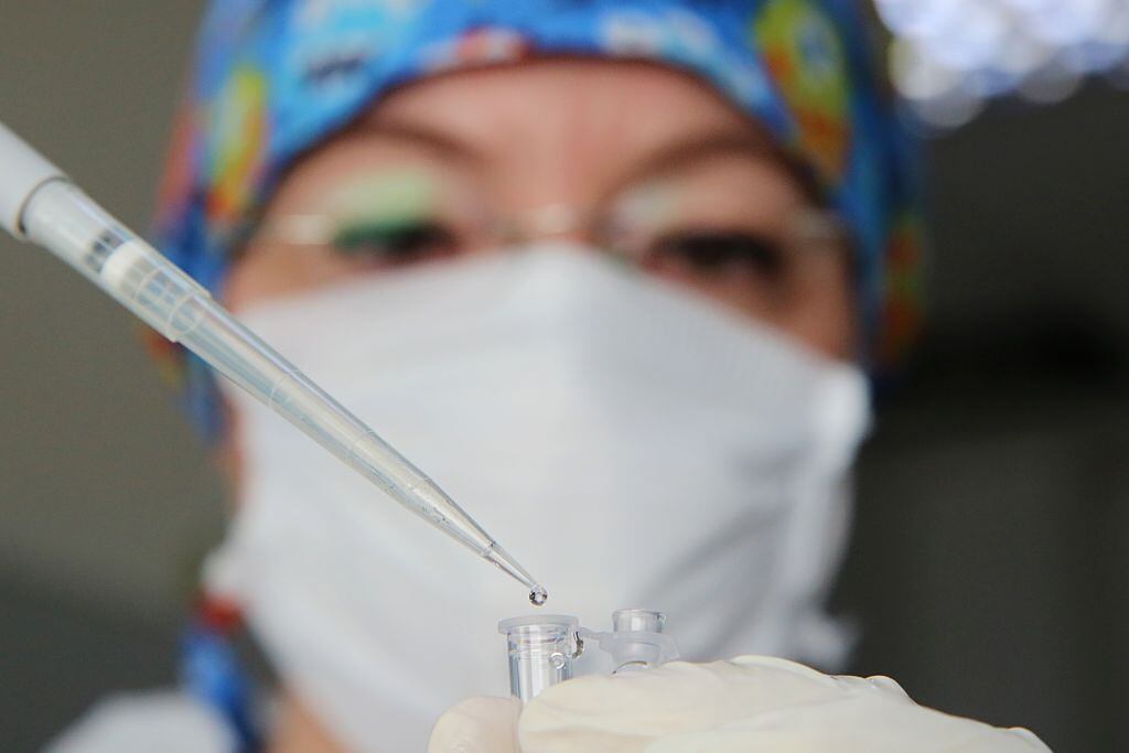 Una doctora analiza un test del Covid-19 en Turquía
