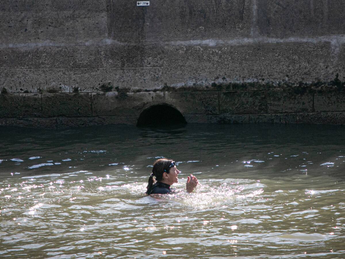 Alcaldesa de París se baña en el río Sena para abordar las críticas de cara a los Juegos Olímpicos 2024
