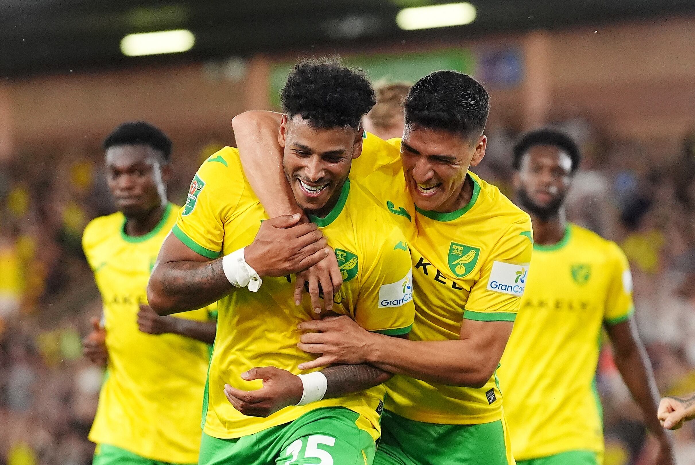 Onel Hernández y Marcelino Núñez en el Norwich. Foto: Getty Images