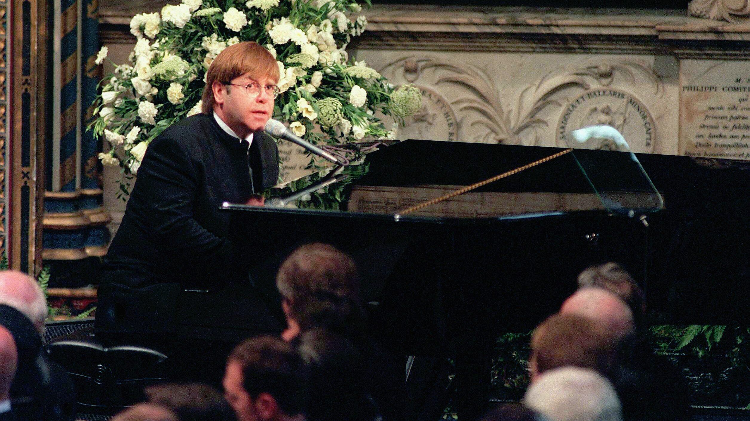 Buckingham no quería que Elton John tocara en el funeral de Diana