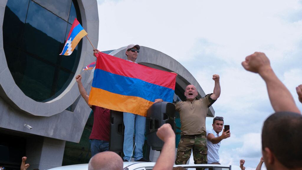Muestran la bandera en Nagorno Karabaj en disputa con Azerbaiyán