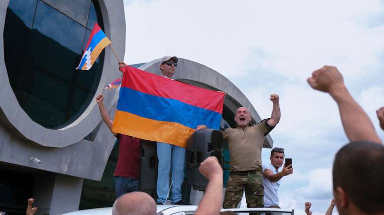 Muestran la bandera en Nagorno Karabaj en disputa con Azerbaiyán
