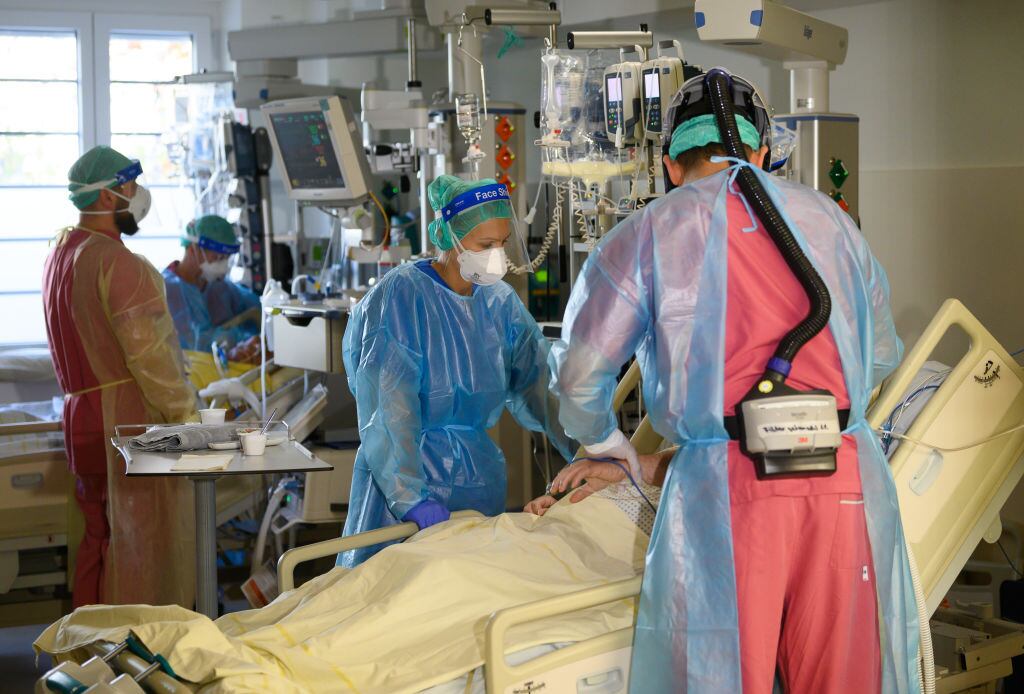 Equipo médico atiende a paciente con Covid-19 en hospital de Dresden