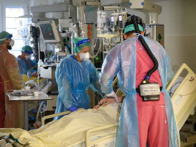 Equipo médico atiende a paciente con Covid-19 en hospital de Dresden