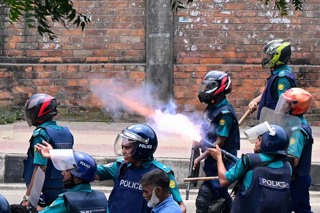 Policía de Bangladesh dispara en contra de manifestantes en la capital Dacca.