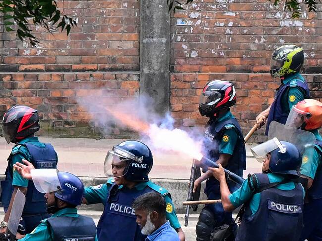 Policía de Bangladesh dispara en contra de manifestantes en la capital Dacca.
