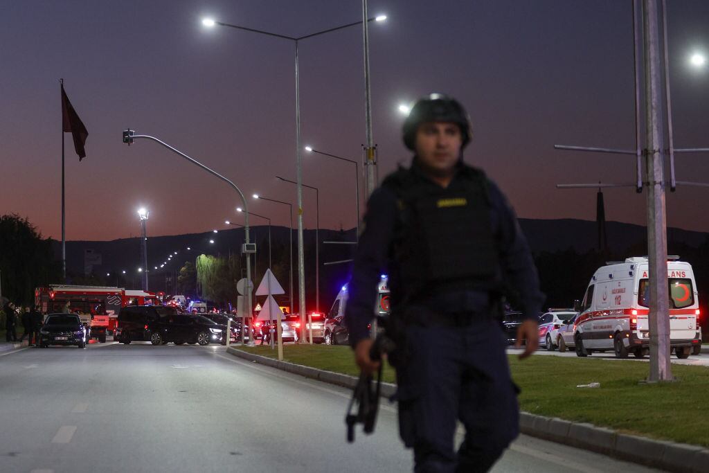Fuerzas de seguridad de Turquía custodian las rutas de Ankara luego de un atentado en una instalación militar