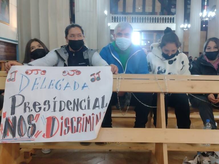 Comerciantes ambulantes de Puerto Montt realizan huelga de hambre en la catedral de la ciudad