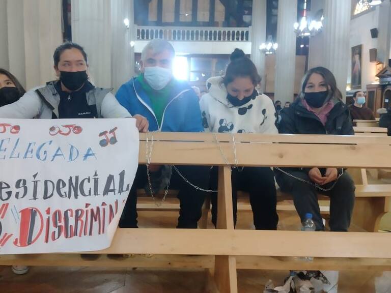 Comerciantes ambulantes de Puerto Montt realizan huelga de hambre en la catedral de la ciudad