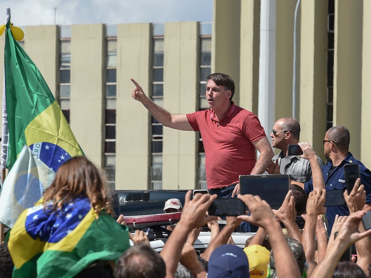 Bolsonaro se unió a protesta de partidarios que rompieron cuarentena y piden «intervención militar» en Brasil