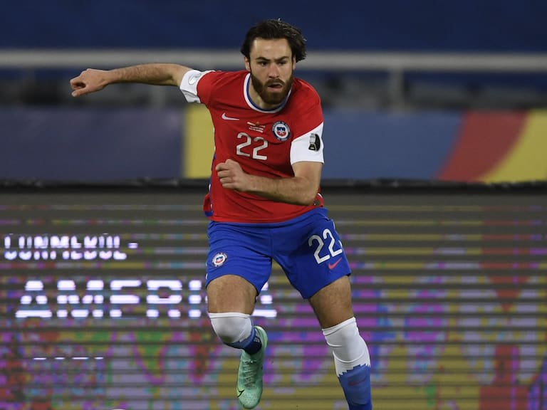 Chile&#039;s Ben Brereton takes the ball during the Conmebol Copa America 2021 football tournament group phase match against Argentina at the Nilton Santos Stadium in Rio de Janeiro, Brazil, on June 14, 2021. (Photo by MAURO PIMENTEL / AFP) (Photo by MAURO PIMENTEL/AFP via Getty Images)