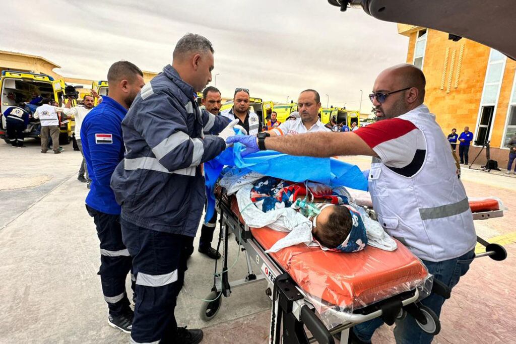 Paramédicos de Egipto atienden a niños evacuados de Gaza