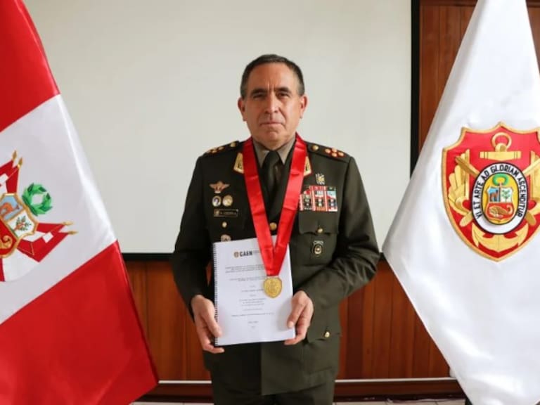 Renuncia el comandate general del Ejército peruano tras disolución del Congreso