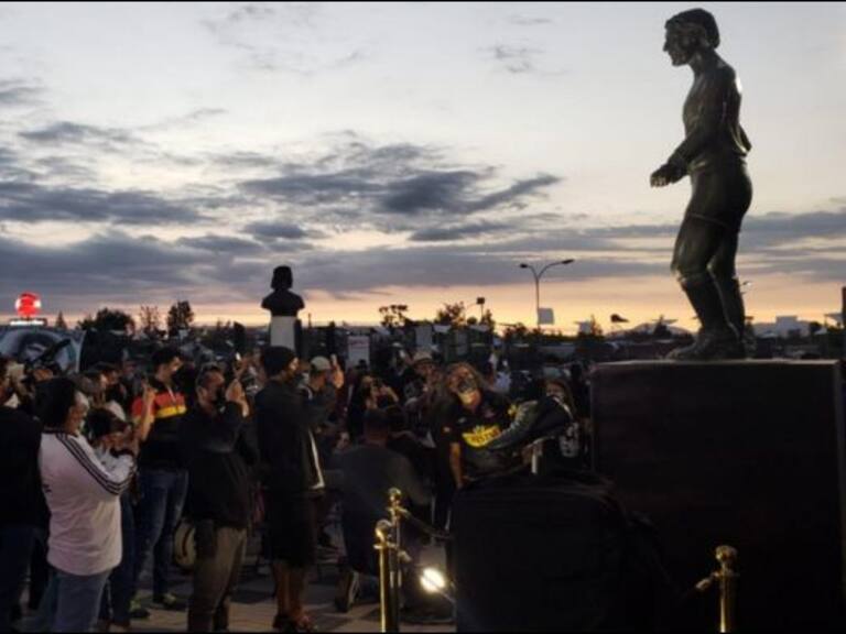 Colo Colo inauguró la estatua de Francisco «Chamaco» Valdés en el Estadio Monumental