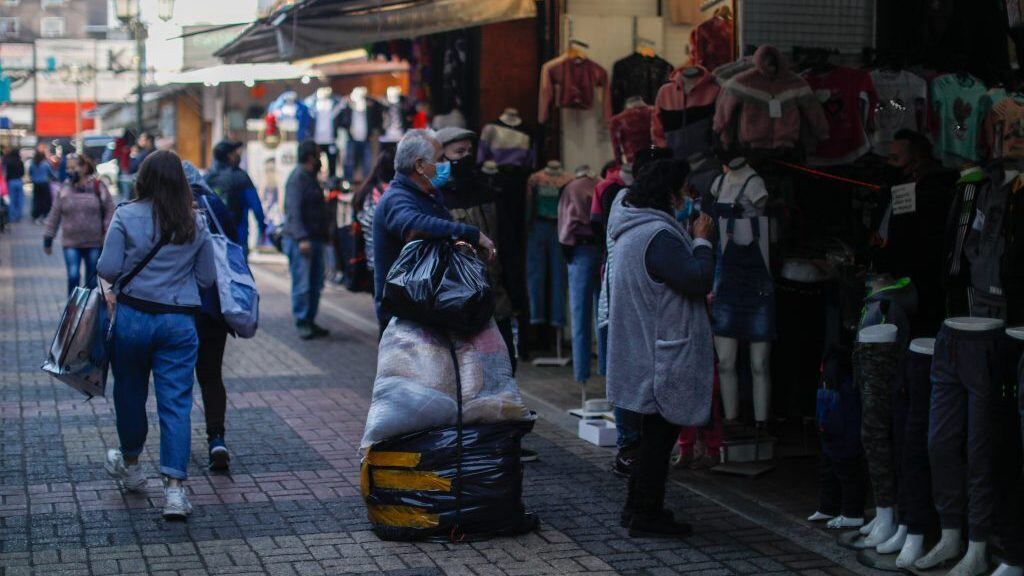 24 de Mayo de 2021 / SANTIAGO Unas personas circulan por el Barrio Patronato en cual locatarios vuelven abrir después de dos meses sus negocios. 
FOTO:CRISTOBAL ESCOBAR/AGENCIAUNO