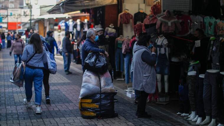 24 de Mayo de 2021 / SANTIAGO Unas personas circulan por el Barrio Patronato en cual locatarios vuelven abrir después de dos meses sus negocios.
FOTO:CRISTOBAL ESCOBAR/AGENCIAUNO