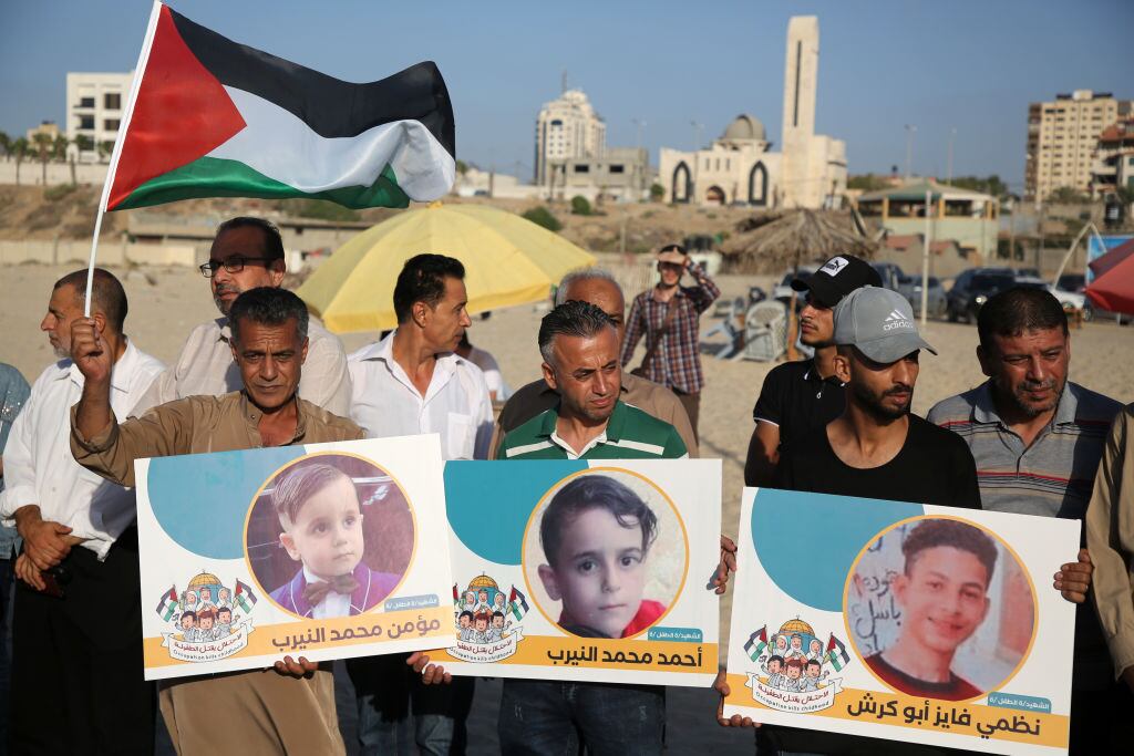 Palestinos denuncian el asesinato de niños en un acto en la costa de Gaza