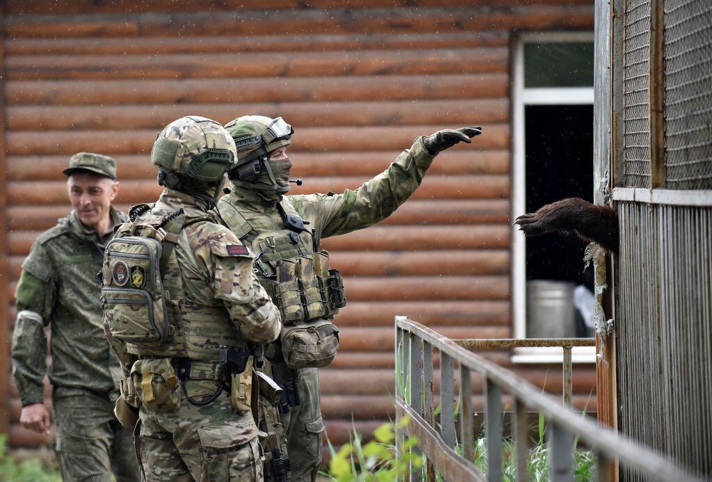 Militares de las fuerzas rusas observan las calles de Mariúpol