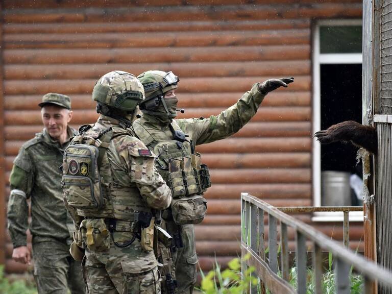 Militares de las fuerzas rusas observan las calles de Mariúpol