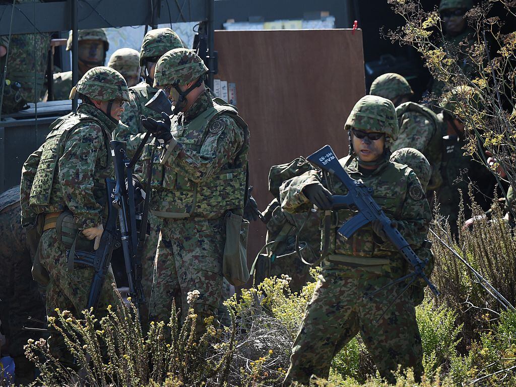 Soldados de Japón realizan ejercicios militares con efectivos de Estados Unidos en una de las islas japonesas en el Asia Pacífico