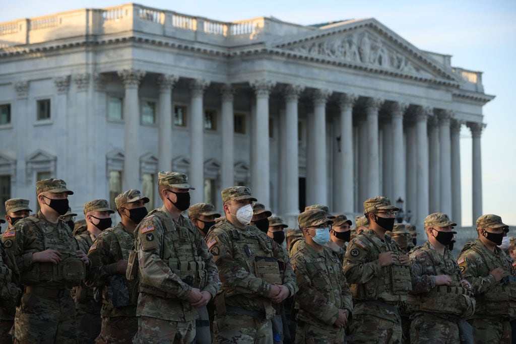 Soldados vigilan las cercanías del Capitolio en Washington