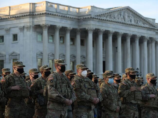 Soldados vigilan las cercanías del Capitolio en Washington