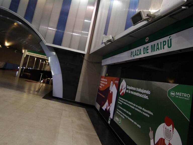 28 de Julio de 2020/SANTIAGOLuego de permanecer nueve meses cerrada por daños tras el estallido social, este martes reabrió la estacion Plaza de Maipu tras meses de reconstrucción. En la imagen un mujer camina hacia los andenes
FOTO: FRANCISCO CASTILLO/AGENCIAUNO