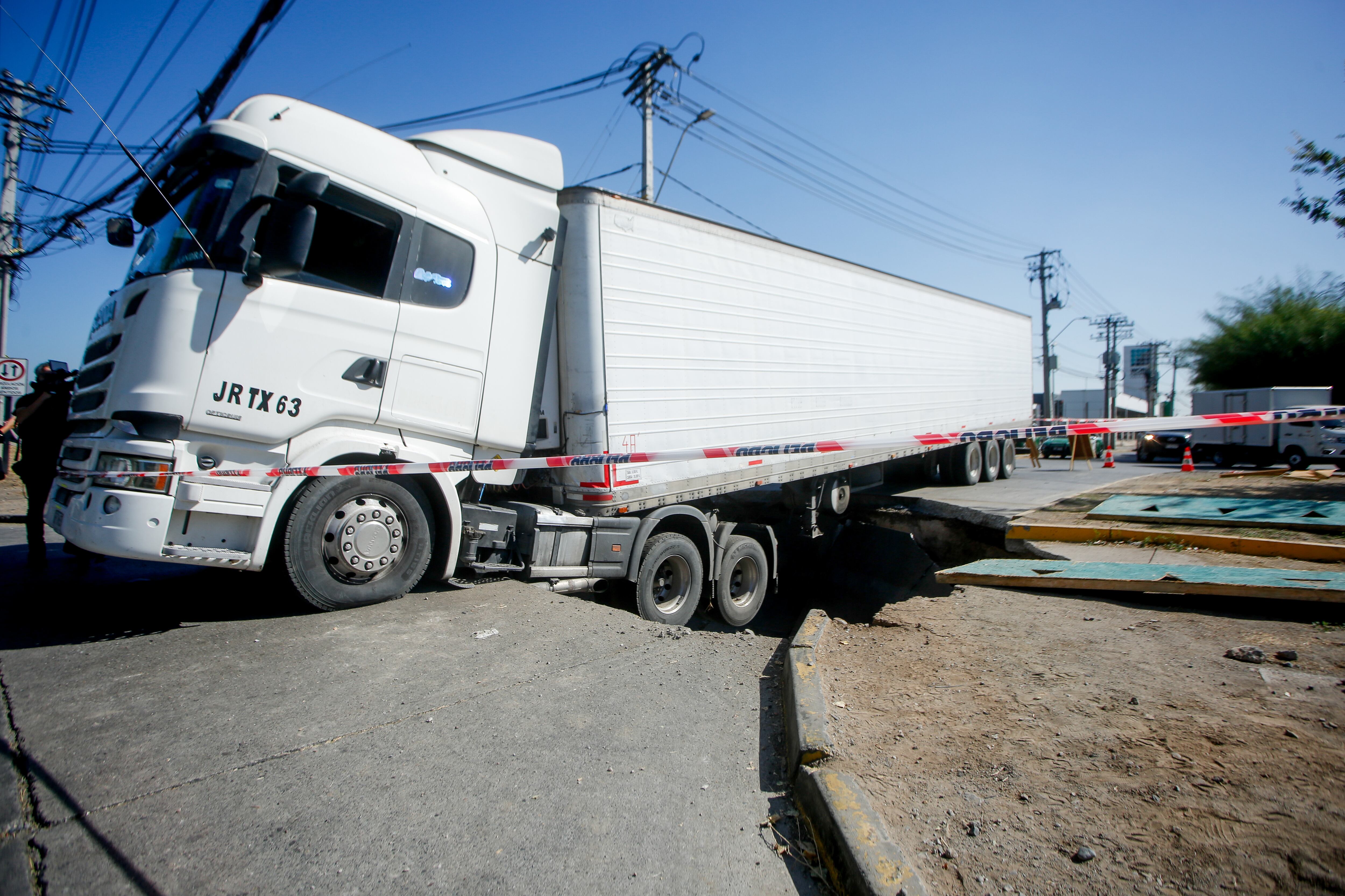 19 de marzo de 2026/RENCAUn camión de alto tonelaje provocó un socavón en la intersección de las calles José Miguel Infante con Los Ventisqueros, en la comuna de Renca.
FOTO: HANS SCOTT/AGENCIAUNO